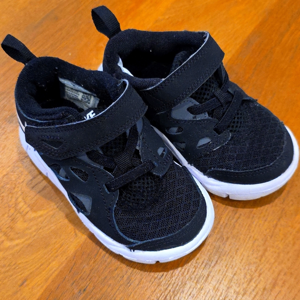 Nike Free Run 2 Toddler Sneakers In Black And White Size 6C